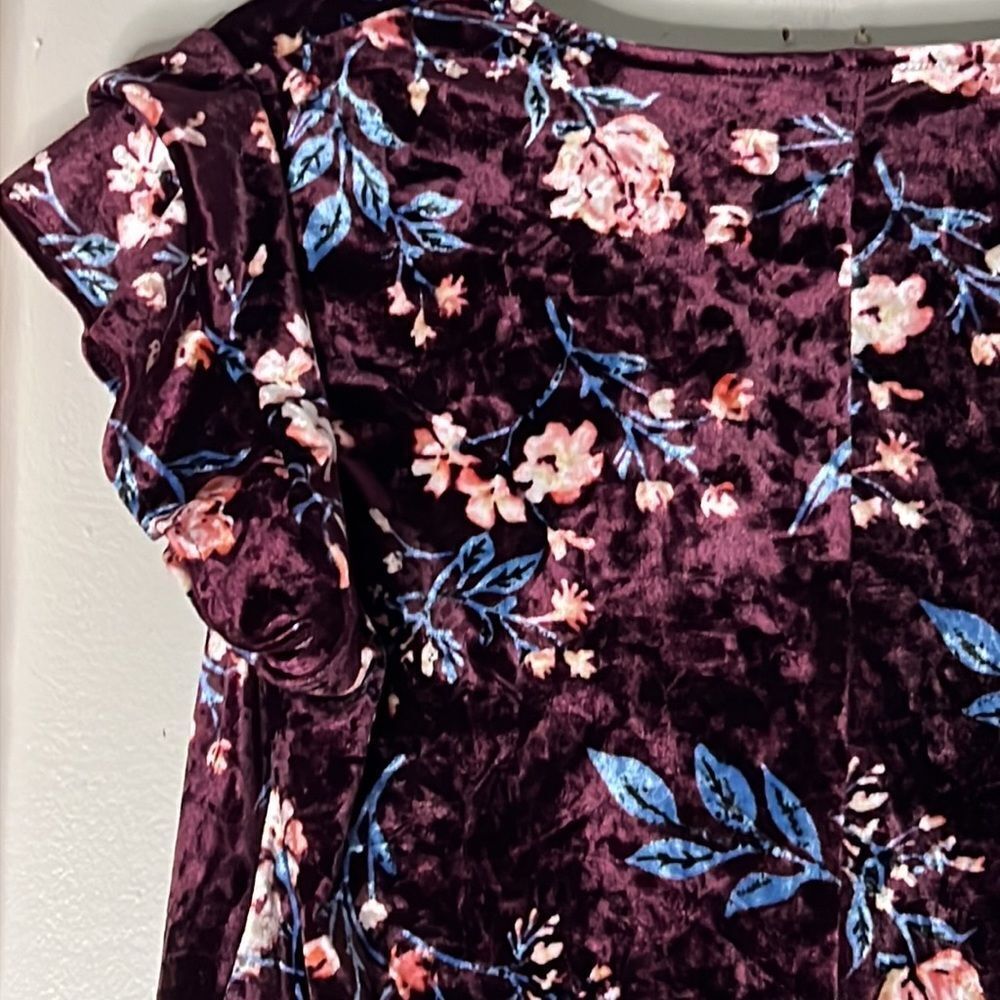 a.n.a Soft Woman’s Top with Ruffle Sleeves and Flower Designs Medium - Picture 7 of 8